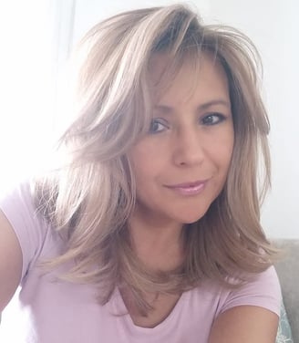 Psicóloga Nayeli Ramos. Profesionista mostrando un rostro empático, amable y apacible.