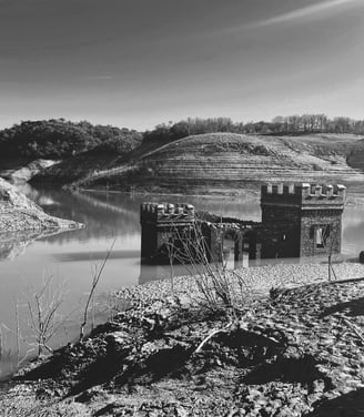 Antiguo molino bajo las aguas del pantano de Susqueda