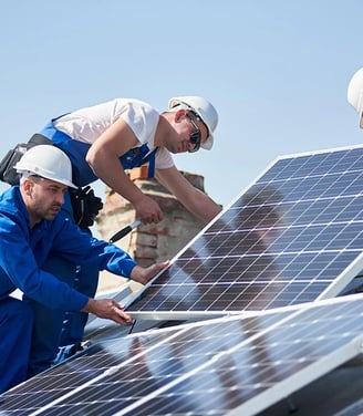 Un groupe de Techniciens entrain d'installer des panneaux solaire sur un toit