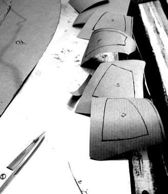 Bespannung für Lampenschirm Planung Schnittmuster Einzelteile nummerieren Papier Schere