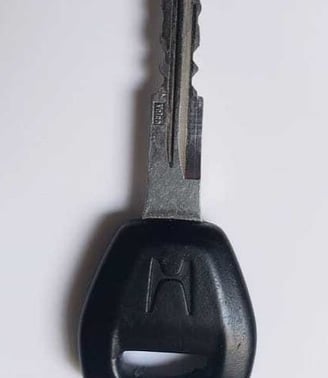 Cheie auto manuală, fără telecomandă, folosită la vehicule cu sistem clasic
