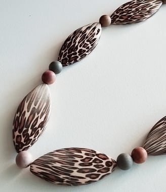 Collier sautoir avec des perles