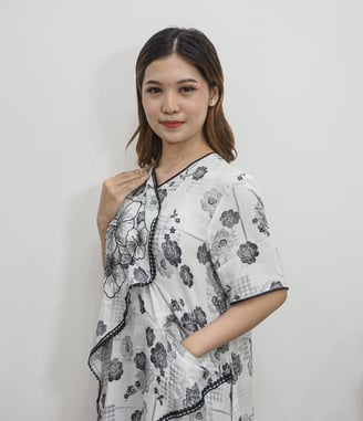 perempuan menggunakan Piyama Dress Lembut Menyerap Keringat