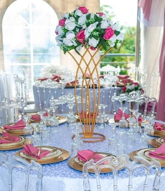 Type d'évènement mariage, table décorer par les inspirations l'agence Adevenement.