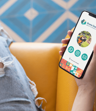 Celular mostrando cartão de visitas virtual