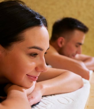 un homme et une femme se faisant masser en duo