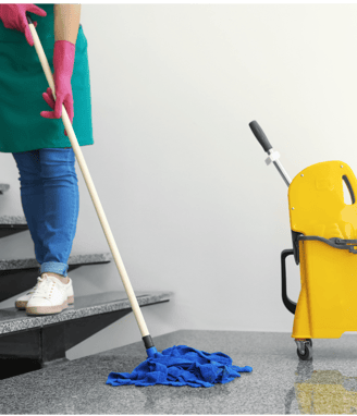Detailgenaue Treppenreinigung