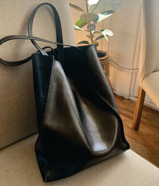 Tote negro de 5 años, mostrando cómo el cuero envejece espléndidamente, reflejando su durabilidad