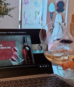 Faça workshop de vinho no conforto de sua casa.