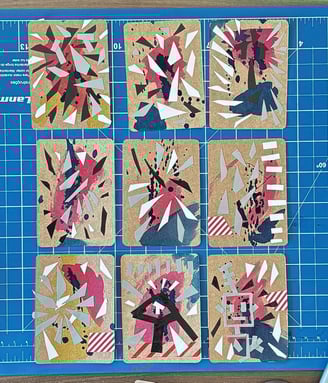 série inverno 25, nove peças em papel craft, ecoline e fitas adesivas, cada uma com aproximadamente 6,3 x 8,8 cm.