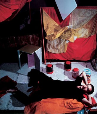 Espaço de trabalho colorido e imersivo de Hélio Oiticica com instalações artísticas.