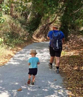 Vater und Sohn beim Wandern