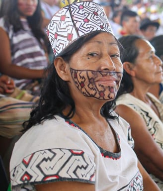 Mujer con pintura en la cara de la Comunidad Yine
