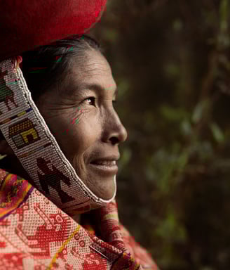 Mujer de perfil miembro de la Cooperativa Artesanal de Ollantaytambo