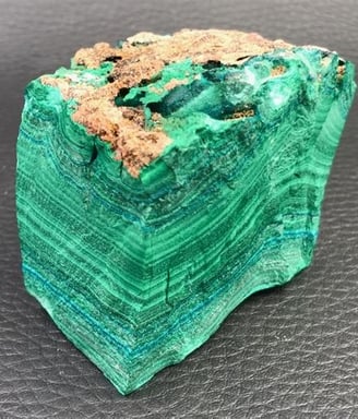 💚 Malachite – Pierre de métamorphose Par ses nervures vert émeraude, la malachite veille. Elle t