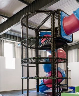 Desce a maior torre de elásticos de Almada