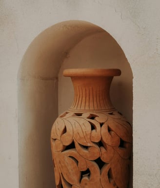 Vaso de barro esculpido, símbolo de ancoragem, elegância natural e contenção energética