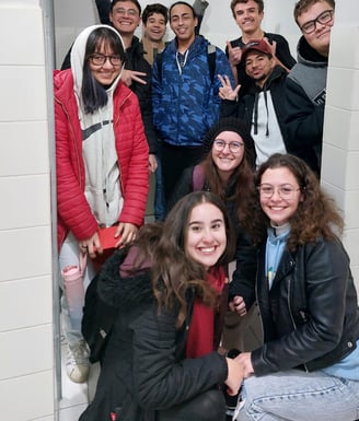 Foto com membros da equipe em uma porta