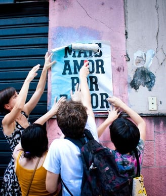 Lambe-lambe que se popularizou com a frase “Mais amor por favor”