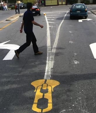 O artista urbano Peter Gibson usa o asfalto como plataforma para plasmar sua arte