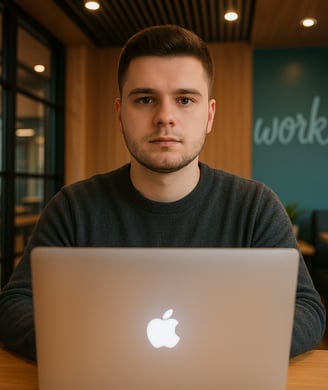 un homme assis à une table avec un ordinateur portable entraîne de créer un site internet