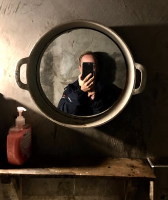 un homme prenant un selfie dans un miroir