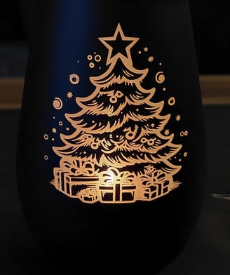 Schwarzes Glas, mit einem Weihnachtsbaum und Geschenke Motiv, mit Licht im Glas