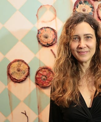 Foto da artista Adriana Varejão em seu estúdio.