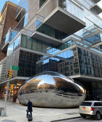 Obra ainda sem título de Anish Kapoor na esquina das ruas Leonard e Church na cidade de Nova York