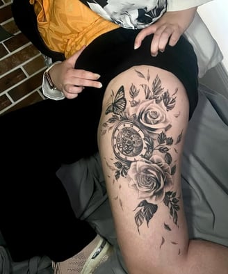 a woman with a tattoo on her thigh, sitting on a couch datcha tatouage tattoo gap 05
