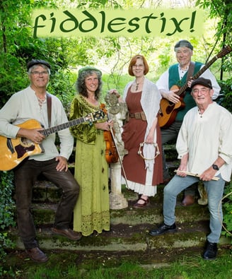Die Gruppe fiddlestix! spielt akustischen Folk Rock & Balladen