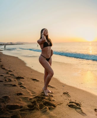 une femme en bikini sur une plage