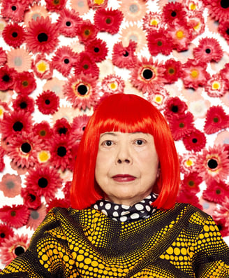A artista japonesa Yayoi Kusama, conhecida por suas instalações de arte e esculturas cobertas de pon