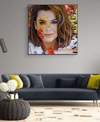 Artes plásticas em destaque: quadro colorido na parede da sala, iluminando o espaço com sua beleza
