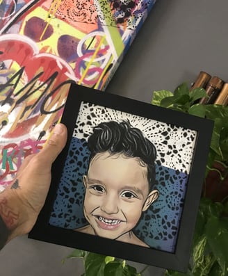Rosto de criança em estilo pop-art com cores vibrantes
