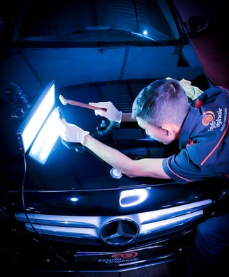 Colaborador da Estufa Originale executando o martelinho de ouro em uma Mercedes preta