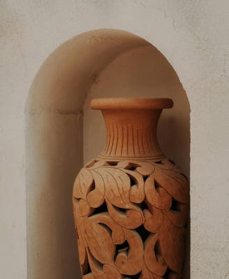 Vase en argile sculpté, symbole d’ancrage, d’élégance naturelle et de contenance énergétique