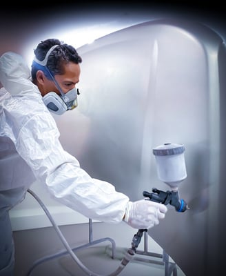 Capô de um carro sendo pintado pelo Edi - Estufa Originale