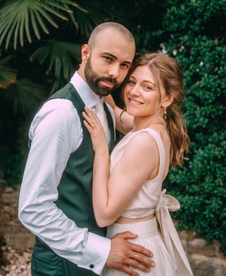 séance photo de couple engagement sur un domaine de mariage à Bourg-en-Bresse