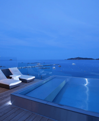 Pool mit Meeresblick