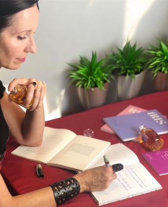 la créatrice de parfum en pleine réflexion sur son œuvre