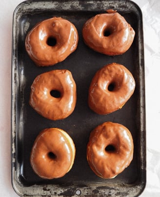 pączki z dziurką na metalowej tacy
