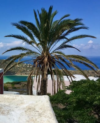 Casa tradizionale a Bugeber con vista sul Lago Specchio di Venere tra colline verdi e cielo limpido