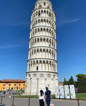 A couple looking at the leaning tower of Pisa