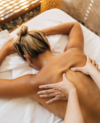 une femme se faisant masser 