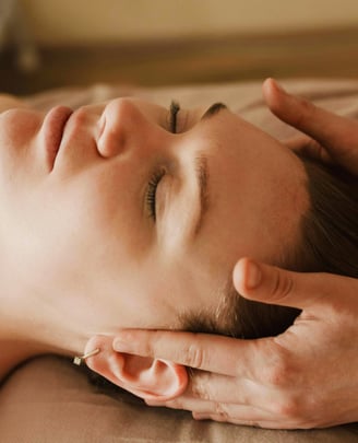 une femme ayant un massage kobido