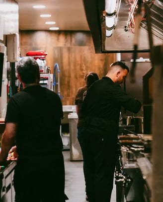 Cocineros trabajando en la cocina de Es Mestral en ses Salines