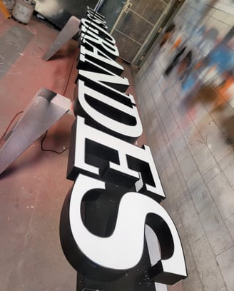 a large sign that says 'Los Grandes'
