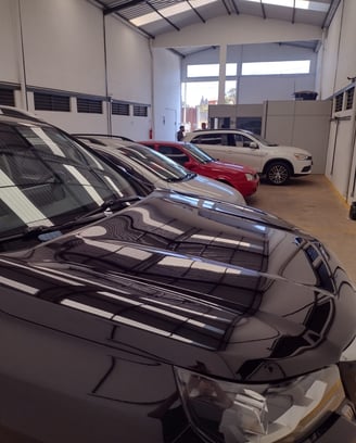 Carros posicionados nos boxes para vistoria
