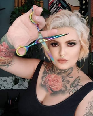 Amanda Amorim na Academia de Ensino Vida Derm é o alicerce de sua maestria em Cortes, Coloração